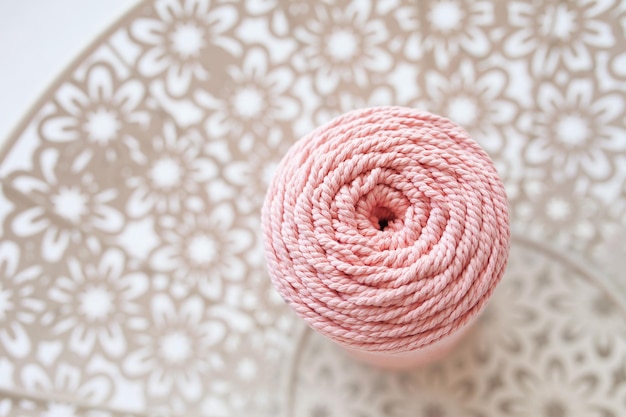 Głębokie kolory haftu na lnianej tkaninie